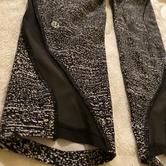 Lululemon Black&White Patterned Cropped Leggings - Picture 2 of 4